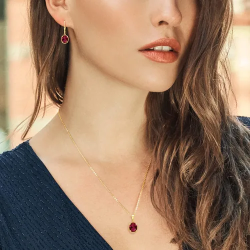 Vista 2 de Gem Stone King Juego de aretes con dije de rubí de plata chapada en oro amarillo de 18 quilates para mujer