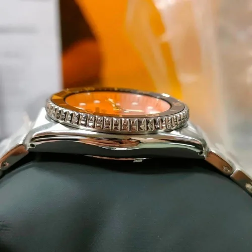 Vista 3 de SEIKO Reloj deportivo automático para hombre con esfera naranja SRPK35K1