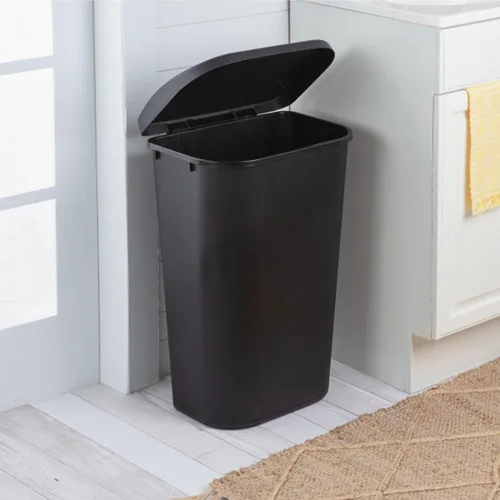 Vista 5 de Sterilite Cubo de basura de 11.3 galones en forma de D con tapa superior de elevación lateral plana para cocina, oficina en casa y garaje o espacio