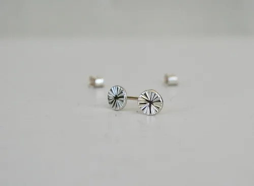 Vista 6 de Aretes modernos de plata de ley martillada de 0.197 in, piercing de lóbulo relleno de oro, diseño de sol