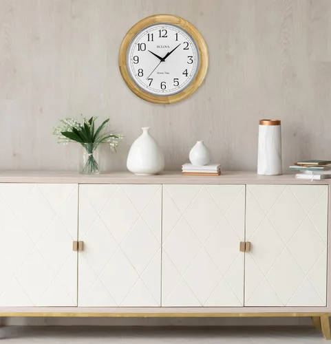 Vista 3 de Bulova C5005 Reloj de pared analógico atómico de madera Establece automáticamente la hora Grandes números romanos Funciona con pilas Diseño