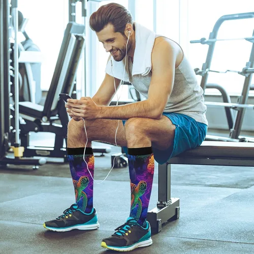 Vista 6 de xigua Misteriosos calcetines de compresión de tortuga pintada para mujeres y hombres, medias altas de circulación hasta la rodilla para correr