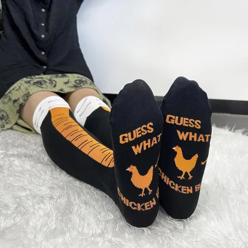Vista 4 de WHOTAY Calcetines de pierna de pollo divertidos locos para mujeres y hombres, calcetines novedosos de pies de pollo, calcetines hasta la rodilla