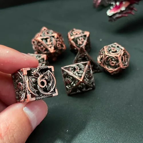 Vista 6 de Juego de dados DND de metal hueco para juego D y D, dados poliédricos grandes para Calabozos y Dragones, Warhammer Pathfinder, Cthulhu, MTG, D&D