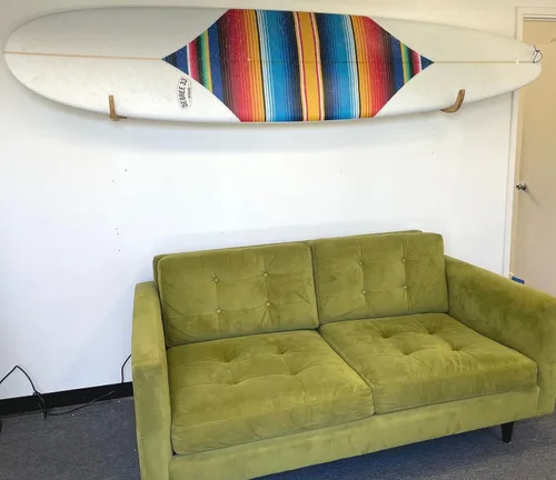 Vista 6 de COR Surf Estante de pared para tablas de surf para longboards y shortboards Hermoso soporte de pared de madera para interiores y exteriores