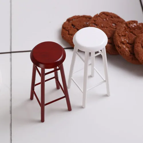 Vista 2 de Juego de 2 taburetes altos en miniatura, accesorios de muebles para casa de muñecas, taburetes de bar de plástico marrón para decoración de mini