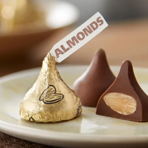 Vista 6 de HERSHEY'S KISSES - Bolsa a granel de chocolate con leche con almendras y caramelos, 60 onzas Hershey Kisses a granel, Kosher y sin gluten