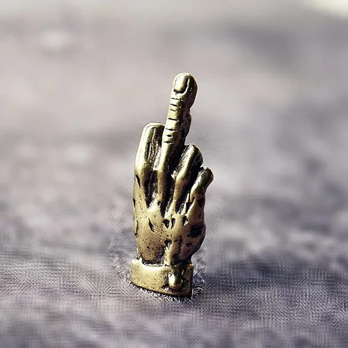 Vista 7 de Estatua erecta de mano de latón con dedo medio, estatua de bolsillo de mano de cobre, decoración de escritorio para el hogar