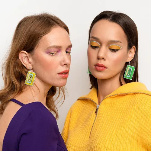 Vista 3 de 4 pares de aretes de los años 80 y 90 para mujer, aretes acrílicos con cinta de casete, coloridos aretes retro ligeros de neón de los años 80 y 90