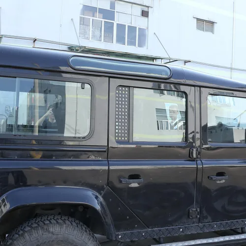 Vista 2 de Panel de panal para ventana de automóvil para L@nd Rover Defender 90 110 130 2004-2018, accesorios de cubierta protectora decorativa de ventana