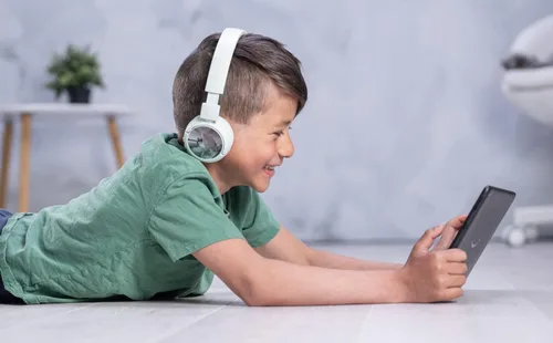 Vista 7 de BuddyPhones POP Fun Auriculares plegables Bluetooth para niños + micrófono, funciona con cable o inalámbrico, limitación de volumen SafeAudio