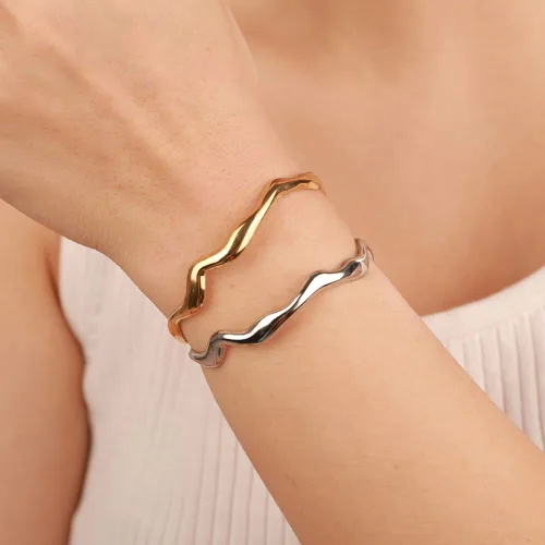 Vista 2 de Kercisbeauty Juego de 2 pulseras de acero inoxidable martilladas de plata y oro, brazalete abierto, joyería diaria para mujeres y niñas