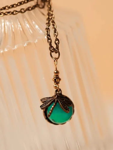 Vista 3 de MINACHI Collar vintage medio esférico verde creado con piedra preciosa de libélula de cristal esmeralda para mujer
