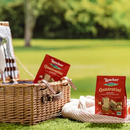 Vista 4 de Loacker Quadratini - Galletas de oblea de avellana – 30% menos de azúcar – Obleas crujientes prémium de tamaño bocado con relleno de crema