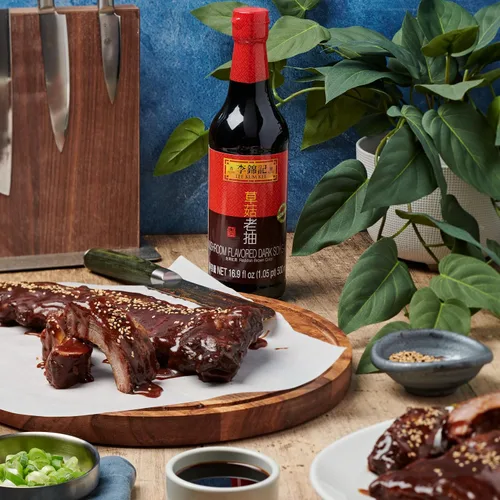 Vista 4 de Lee Kum Kee Salsa de soja oscura con sabor a champiñones (16.9 oz - 1 paquete) Vegana Umami Perfecta para rociar, sumergir, estofar, saltear