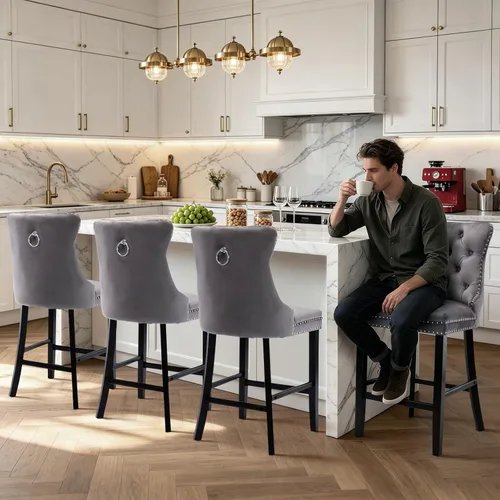 Vista 249 de SoarFlash Juego de 2 taburetes de bar tapizados de terciopelo moderno con patas de madera, botones acolchados, cabeza de clavo cromada, asiento