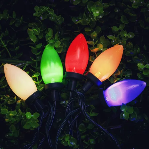 Vista 2 de RECESKY Guirnalda de luces de Navidad con bombilla C9, 50 luces LED de 39 pies con función de temporizador, extensible, 8 modos de iluminación