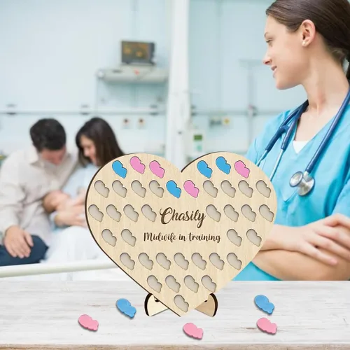 Vista 5 de Contador de nacimiento personalizado para estudiantes partera con 50 espacios para bebés, tablero de madera en forma de corazón