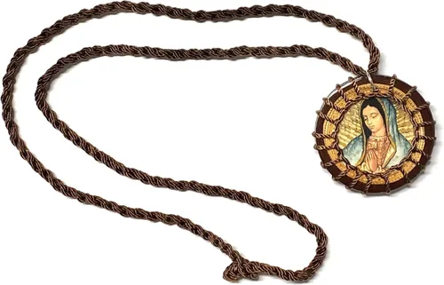 Vista 2 de GCK Nuestra Señora de Guadalupe Collar Escapulario Redondo Madera Marrón Madera Virgen de Guadalupe, Madera, No es una piedra preciosa