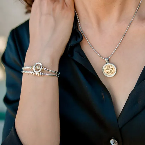 Vista 3 de Lizzy James Collar de acero inoxidable ajustable con cruz de oro vintage, Metal, no conocido