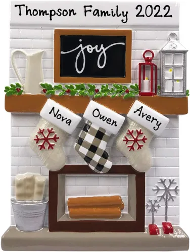 Vista 5 de Adorno de Navidad Personalizado 2025 para Familia de 3 de Repisa de Chimenea - Medias Familia Mañana de Navidad Adorno Decorativo Personalizado
