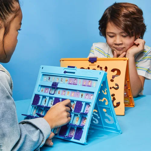 Vista 3 de Hasbro Gaming Juego de edición Bluey Personajes y objetos Bluey Divertidos juegos de mesa para niños para familias 2 jugadores 15 minutos