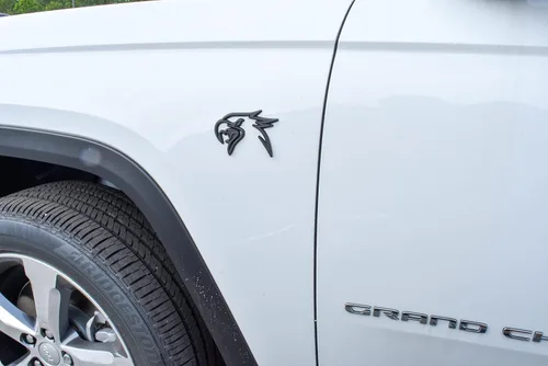 Vista 5 de Auto Pro Accessories - Emblema personalizado HELLHAWK para puerta de guardabarros Trackhawk Grand Cherokee, cabeza estilo Hellcat (negro brillante)