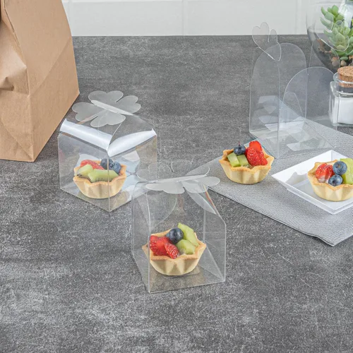 Vista 3 de Restaurantware - Cajas de recuerdo de boda de 2.8 x 2.4 pulgadas, 100 cajas de dulces transparentes con parte superior de trébol. Para bodas, baby