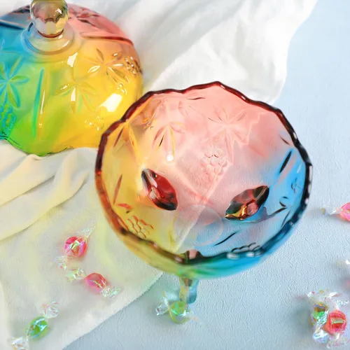 Vista 6 de SOCOSY Royal Rainbow - Tarro de boticario con patas de cristal en relieve con tapa, tarro de cristal transparente para bufé de dulces, 22 onzas
