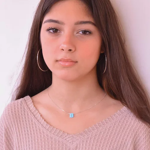 Vista 3 de AVNIS Collar con letra de ópalo azul, collar con inicial de ópalo azul, cadena de plata esterlina