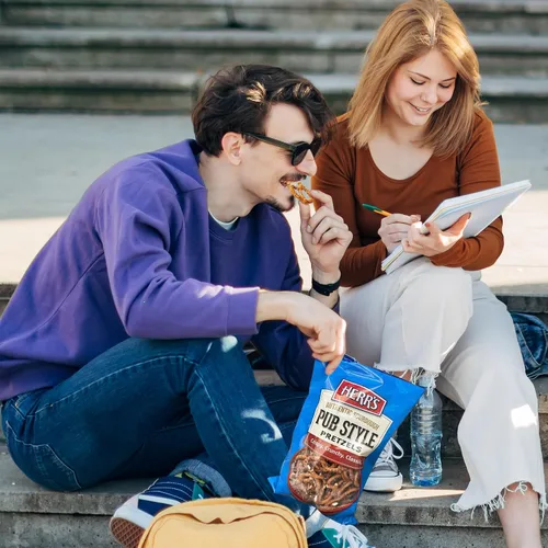 Vista 2 de Herr's Pretzels finos de masa madre estilo pub, 12 onzas (paquete de 9 bolsas) – Pretzels crujientes de masa madre, perfectos para sumergir