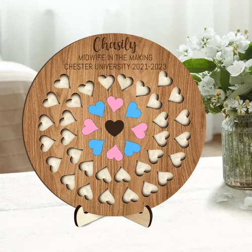 Vista 10 de Contador de nacimiento personalizado para estudiantes partera con 50 espacios para bebés, tablero de madera en forma de corazón