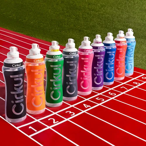 Vista 7 de Cirkul Botella de agua exprimible de plástico negro de 22 onzas con agarre y tapa deportiva, sin BPA, diseño antideslizante para gimnasio, ciclismo