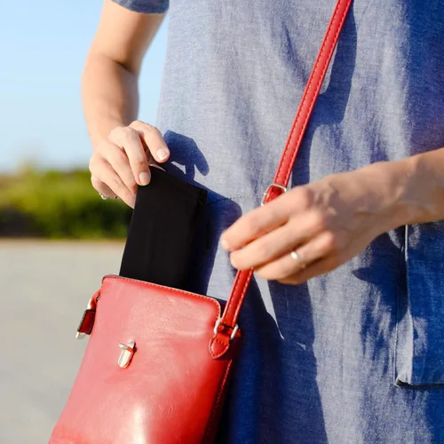 Vista 6 de Frienda Paquete de 100 fundas suaves de microfibra para lentes de sol con 2 paños para teléfono celular, relojes, joyas
