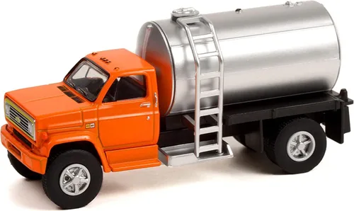 Vista 2 de Camión fertilizante Chevy C-60 1982 con cabina naranja con tanque plateado S.D. Trucks Series 14 1/64 Modelo fundido a presión por Greenlight 45140 A