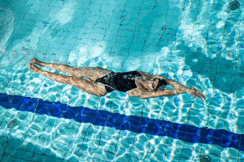 Vista 7 de ARENA Performance Icons Solid Traje de baño de mujer Super Free Back One Piece MaxLife Traje de entrenamiento para piscina