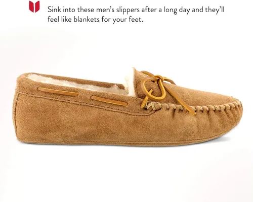 Vista 2 de Minnetonka Pantuflas tipo mocasín de piel de oveja suave para hombre, Tan dorado