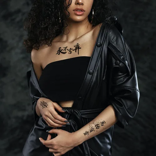 Vista 7 de Tatuajes temporales de personajes chinos, más de 50 diseños, tatuajes de letras negras de Pascua, palabra realista de larga duración, impermeable