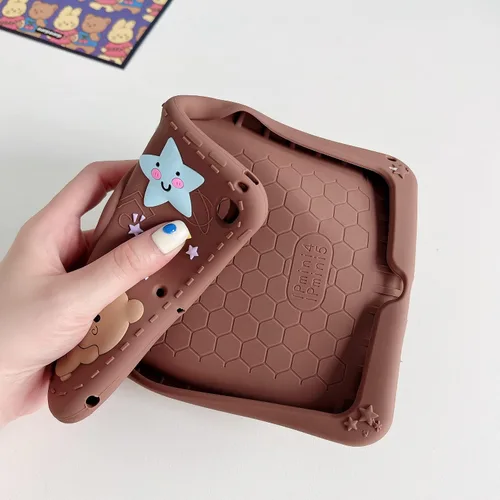 Vista 5 de Funda para Samsung Galaxy Tab S6 Lite P610/P615 de 10.4 pulgadas, silicona suave con patrón de oso marrón con cordón y soporte plegable a prueba