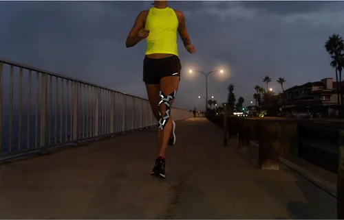 Vista 7 de RockTape Cinta de kinesiología reflectante RockFlash, optimizada para deportes