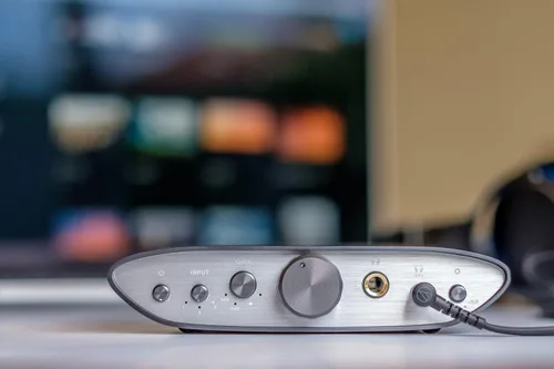 Vista 6 de iFi ZEN CAN - Amplificador de auriculares de escritorio equilibrado y preamplificador con salidas de 0.173 in (pin del Reino Unido)