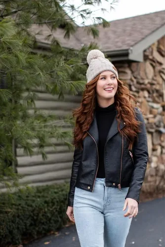 Vista 7 de Britt's Knits Cozy Classics - Gorro de invierno con pompones de piel acogedora para mujeres y niñas