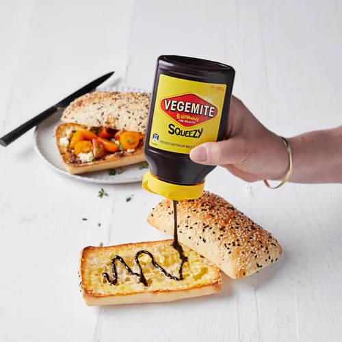 Vista 4 de Vegemite Crema Extensible – Botella de 200g – Formato de Expresión Conveniente – Rica en Vitaminas B – Fabricado en Australia