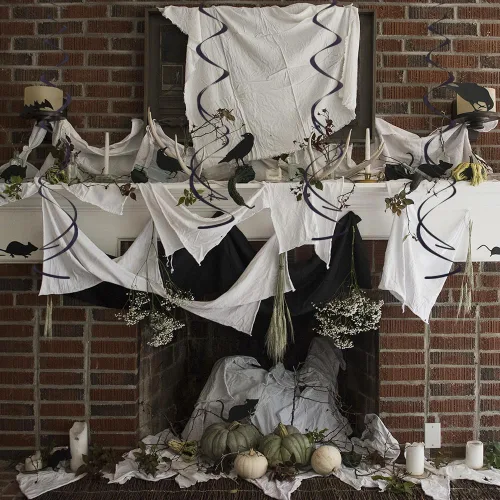 Vista 2 de Decoraciones de remolinos de plástico para colgar, empaque de 8 unidades, de la marca Unique, 26", Negro