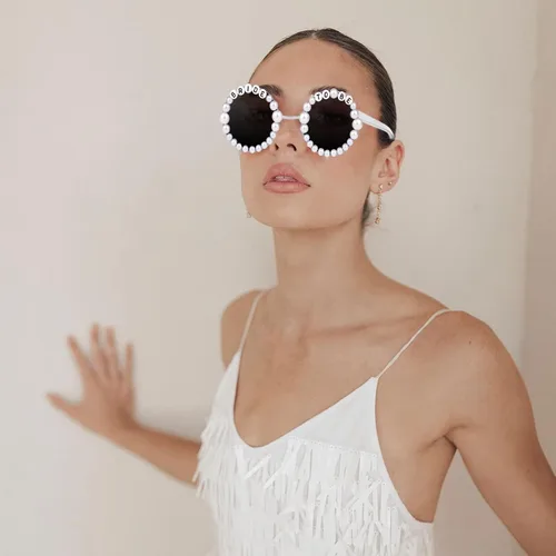 Vista 2 de JUSTOTRY Gafas de sol de novia para despedida de soltera - Gafas de sol para despedida de soltera, regalos de despedida de soltera, accesorios