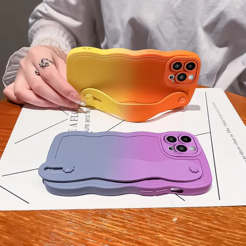 Vista 2 de Funda para iPhone 15 Pro Max con correa para la muñeca, linda funda ondulada y rizada para lente de cámara de color degradado, silicona suave, a