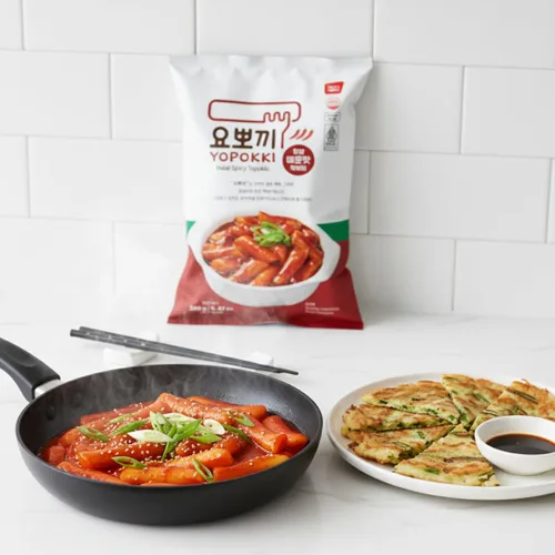 Vista 3 de Yopokki Paquete Instantáneo Halal Tteokbokki (Picante Caliente, 2 Paquetes) Comida callejera coreana con salsa dulce y picante Topokki Pastel