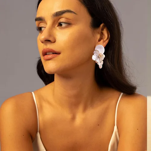 Vista 4 de Aretes de flores de cobre, aretes de aleación hechos a mano, diseño de pétalos bohemios, aretes colgantes para mujeres y niñas