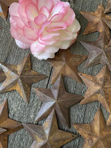Vista 4 de Grupo de 100 oxidado de metal estrellas con agujero para decorar y acabado