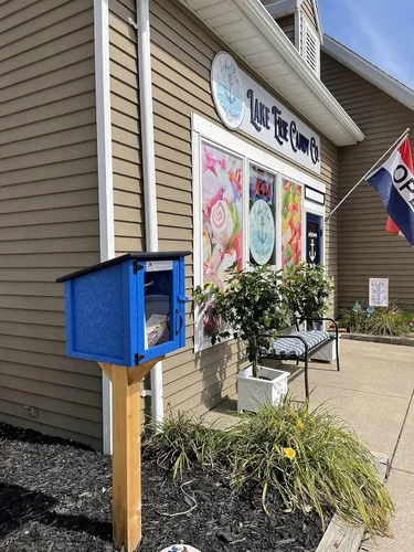 Vista 3 de LITTLE FREE LIBRARY® Kit compuesto, incluye registro oficial (valor de $50). Fabricado en Estados Unidos por la organización sin fines de lucro que